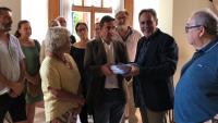 El concejal de Fiestas, Manuel Jiménez entrega la documentación a Herick Campos, director general de Turismo