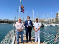 El concejal de Cultura, Antonio Manresa visita el velero escuela de la marina italiana atracado en Alicante