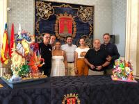 El alcalde, Luis Barcala, la vicealcaldesa, Mari Carmen Sánchez y el concejal de Fiestas, Manuel Jiménez junto a los artistas de las Hogueras Ofi...