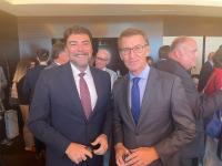 Luis Barcala, alcalde de Alicante, y el presidente nacional del PP, Alberto Núñez Feijóo, en el encuentro con la Fundación Hermes 