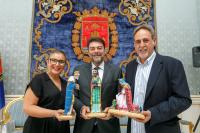 El alcalde, la vicealcaldesa y el concejal de Fiestas con las figuras de los Reyes Magos El alcalde, la vicealcaldesa y el concejal de Fiestas con las figuras de los Reyes Magos
