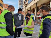 Adrián Santos, concejal de Urbanismo, controlando las obras de la calle San Mateo 