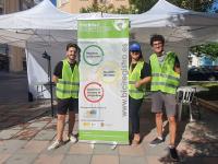 Voluntarios de un stand de la Semana Europea de la Movilidad