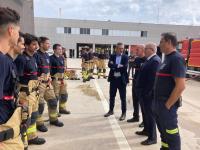 El concejal de Seguridad junto a los nuevos bomberos de Alicante