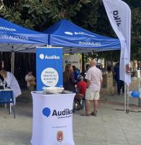 Espacio habilitado en la Plaza Calvo Sotelo para realizarles las pruebas auditivas gratuitas