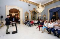 Barcala recibe a los representantes de las Fiestas Tradicionales de Alicante en el Salón Azul