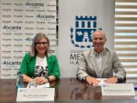 La responsable del Patronato de Turismo Alicante City&Beach, Mari Carmen Sánchez, y el presidente del Colegio Oficial de Médicos de Alicante, Her...