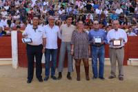 Mari Carmen de España, concejala de la Plaza de Toros, con los ex-directores de la Escuela Taurina Municipal de Alicante Mari Carmen de España, concejala de la Plaza de Toros, con los ex-directores de la Escuela Taurina Municipal de Alicante