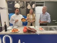 La concejala de Comercio, Lidia López en el showcooking de arroz del Chef Sergio Sierra