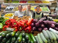 La concejala de Comercio, Lidia López y la chef Rocío Riquelme en un puesto del Mercado Central