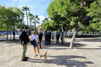 El alcalde Luis Barcala en su visita al parque de mascotas en el Cabo de la Huerta 