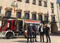 El concejal de Seguridad, José Ramón González junto con el equipo de Bomberos 