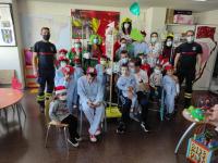 Los Bomberos y Papa Noel con los niños y niñas de la Unidad de Oncología Pediátrica del Hospital General