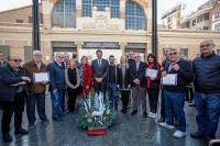 El alcalde durante el brindis navideño del Mercado Central 