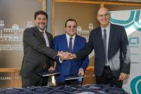 El alcalde de Alicante, Luis Barcala, y el vicepresidente y CEO de Vectalia, Antonio Arias junto al concejal de Transporte, Manuel Villar