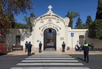 Policías locales en la entrada principal del Cementerio "Nuestra Señora del Remedio"