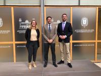 Luis Barcala, alcalde de Alicante, Mari Carmen de España, y David Hennergerger, director de la Fundación Friedrich Naumann en Madrid.