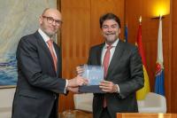 El alcalde Luis Barcala junto con el Embajador de los Países Bajos en España, Roel Nieuwenkamp