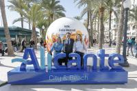 Luis Barcala, Mari Carmen Sánchez y María Ritter, en la Explanada de España