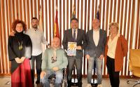 El alcalde Luis Barcala junto con los representantes de la asociación benéfica, La Mar Solidaria 