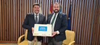El alcalde de Alicante, Luis Barcala junto con el director de Espirituosos España, Bosco Torremocha durante la firma 