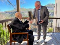 El concejal de Cultura, Antonio Manresa entregando el Premio Eusebio Sempere al artista Gustavo Torner 