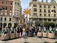 El alcalde Luis Barcala y el alcalde de Córdoba, José María Bellido Roche junto la Bellea del Foc y sus Damas