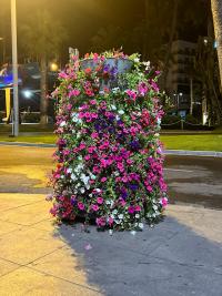 Imagen de uno de los conos florales repartidos por la ciudad 