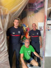 Pedro Espadero junto con los Bomberos del SPEIS antes de la supervisión de la Hoguera 