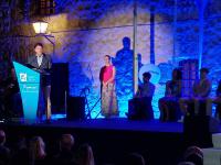 El alcalde, Luis Barcala y Mari Carmen De España entregan el galardón Impulsalicante en los Premios Fundeun.jpeg