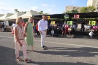 Visita de la concejala de Mercados y Comercio, Lidia López, y el concejal de Movilidad Urbana, Carlos de Juan, al nuevo mercadillo de Urbanova