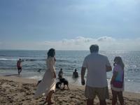 La concejala de Turismo, Ana Poquet, durante su visita a la Playa de Agua Amarga