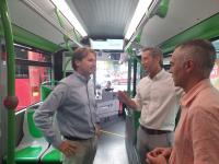 El concejal de Movilidad Urbana, Carlos de Juan, junto con el director de Transportes de Vectalia, Raúl Cantero, y el director de Vectalia MIA, Ju...