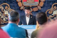 El alcalde Luis Barcala durante la rueda de prensa en el Salón Azul 