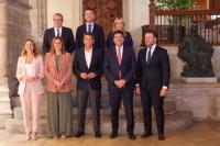 El alcalde Luis Barcala, junto al presidente de la Generalitat Carlos Mazón y el resto de primeros ediles y presidentes de las diputaciones, este ...