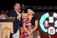 Imagen del alcalde Luis Barcala junto a la abanderada María Santacruz 