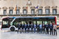 Imagen de la presentación del nuevo autobús eléctrico en la Plaza del Ayuntamiento 