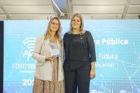 La concejala de Empleo y Fomento del Ayuntamiento de Alicante, Mari Carmen de España con el premio a la ‘Mejor iniciativa pública’