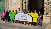La corporación municipal junto con el alcalde, Luis Barcala junto con la pancarta bajo el lema “10 de octubre, Día Mundial de la Salud Mental”