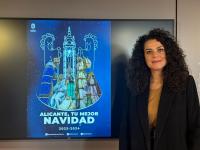 La concejala de Fiestas junto con el cartel de Navidad Alicante 2023-2024