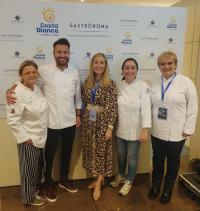 La concejala de Hostelería junto con los cocineros en la feria nacional Gastrónoma