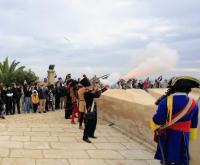 Lanzamiento de salvas desde el Castillo de Santa Bárbara