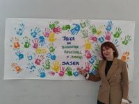 La concejala de Bienestar Social junto con un cartel del taller de SASEM