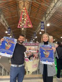 La concejala de Comercio y Mercados y el presidente de la Asociación de Mercados en la campaña ‘El KMO de la Navidad’