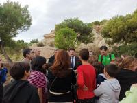 Luis Barcala visita el nuevo sendero urbano del monte Tossal