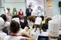 El alcalde en los talleres de la Escuela de Navidad del Cerca