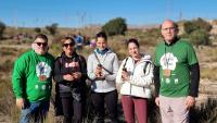 El vicealcalde y concejal de Medio Ambiente en la reforestación de la Sierra del Porquet con Enamorados de Alicante