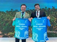 Luis Barcala y Pablo Ruz muestran en Fitur la camiseta de la Maraton 2025