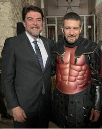 El alcalde con Antonio Banderas