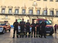Personal de bomberos frente al Ayuntamiento de Alicante